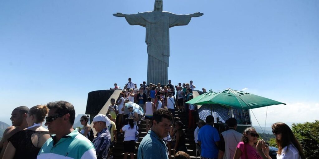 Cristo Redentor reabre ao público depois de morte de turista Cristo Redentor reabre ao público depois de morte de turista